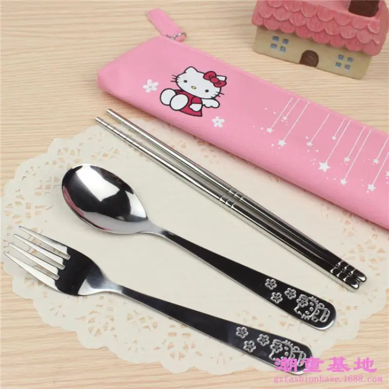 Kawaii Cartoon Kitty Doraemon Pu Zipper Bag Chopsticks Fork Spoon Three-Piece Tableware Cute Anime Toys for Girls
Kawaii Cartoon Kitty Doraemon Pu Zipper Bag Chopsticks Fork Spoon Three-Piece Tableware Cute Anime Toys for Girls