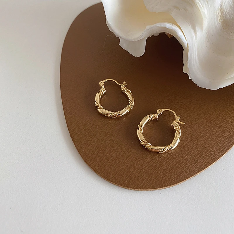 New French Retro Metal Gold Color Twist Thread Hoop Earrings Ear Buckle for Female Fashion Simple Jewelry Gifts
New French Retro Metal Gold Color Twist Thread Hoop Earrings Ear Buckle for Female Fashion Simple Jewelry Gifts