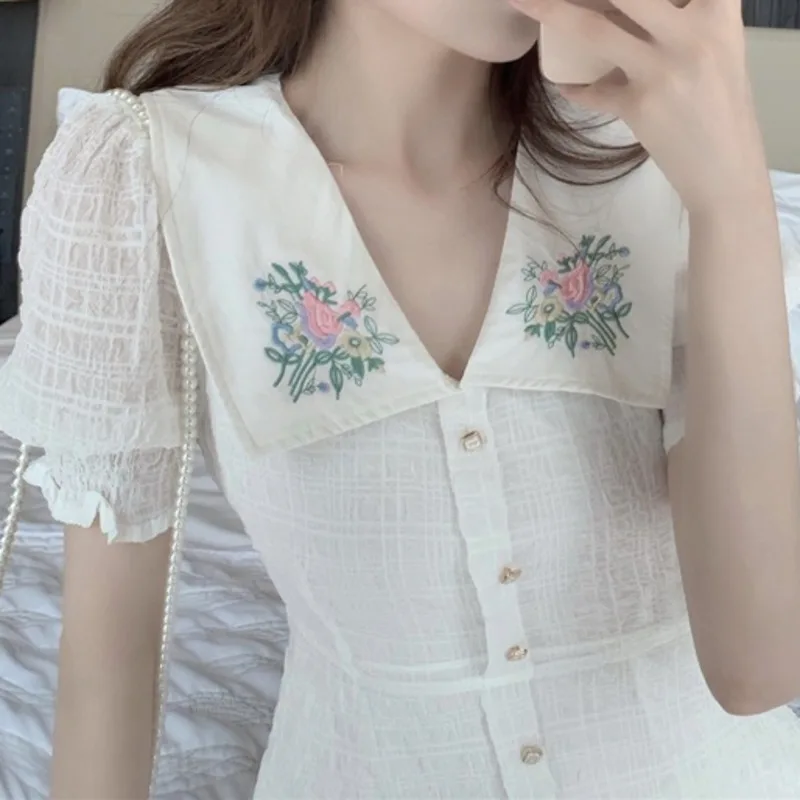 French Women Vintage Sweet Peter Pan Collar White Single Breasted Dress 2021 Summer Short Puff Sleeve Slim Mini Dresses Vestidos
French Women Vintage Sweet Peter Pan Collar White Single Breasted Dress 2021 Summer Short Puff Sleeve Slim Mini Dresses Vestidos
