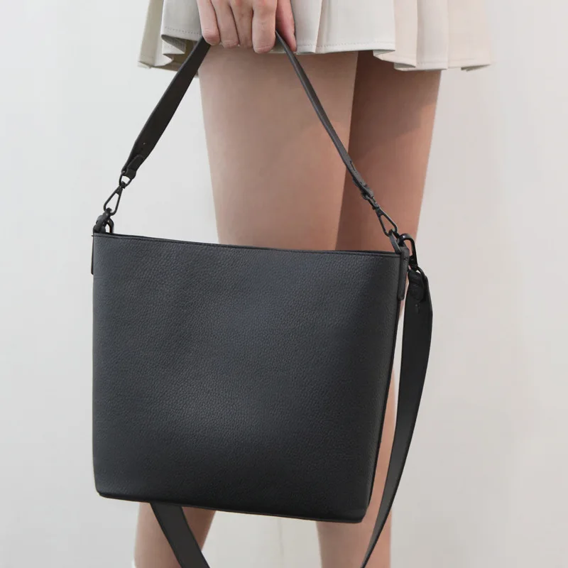Pure Color Women's Bag, Single-handle Shoulder Bag, Fashion Trend, Simple Women's Bags Solid Color Synthetic Leather
Pure Color Women's Bag, Single-handle Shoulder Bag, Fashion Trend, Simple Women's Bags Solid Color Synthetic Leather