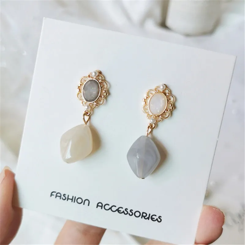 

Vintage pattern pearl earrings Classic temperament senior earrings Long circular resin crystal stud earrings for women