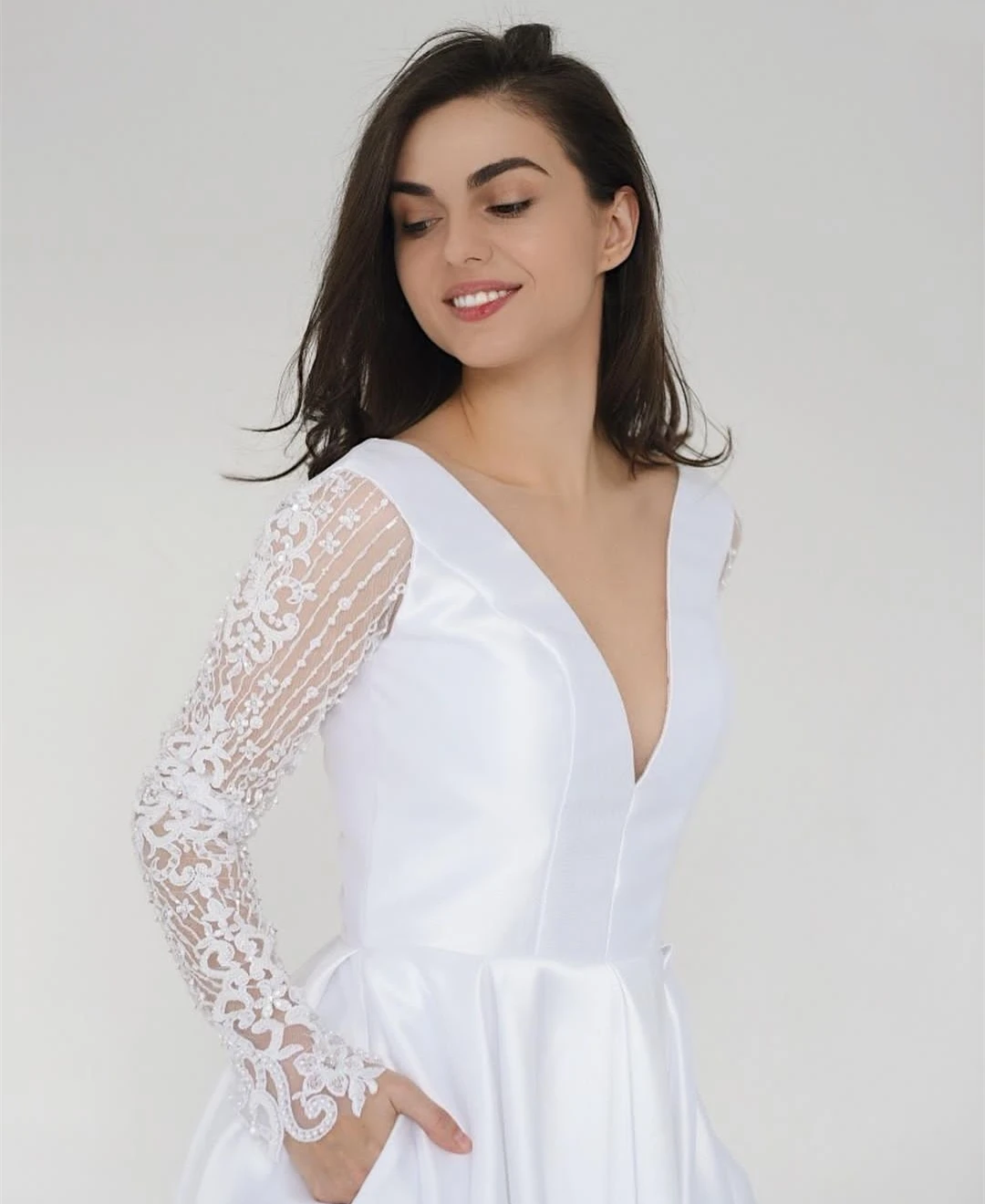 Long Sleeve Satin Wedding Dress 2021 Sexy V-Neck Simple Beach Cheap Lace Crystal beading Bridal Gowns Robe De Mariee Stunning
Long Sleeve Satin Wedding Dress 2021 Sexy V-Neck Simple Beach Cheap Lace Crystal beading Bridal Gowns Robe De Mariee Stunning