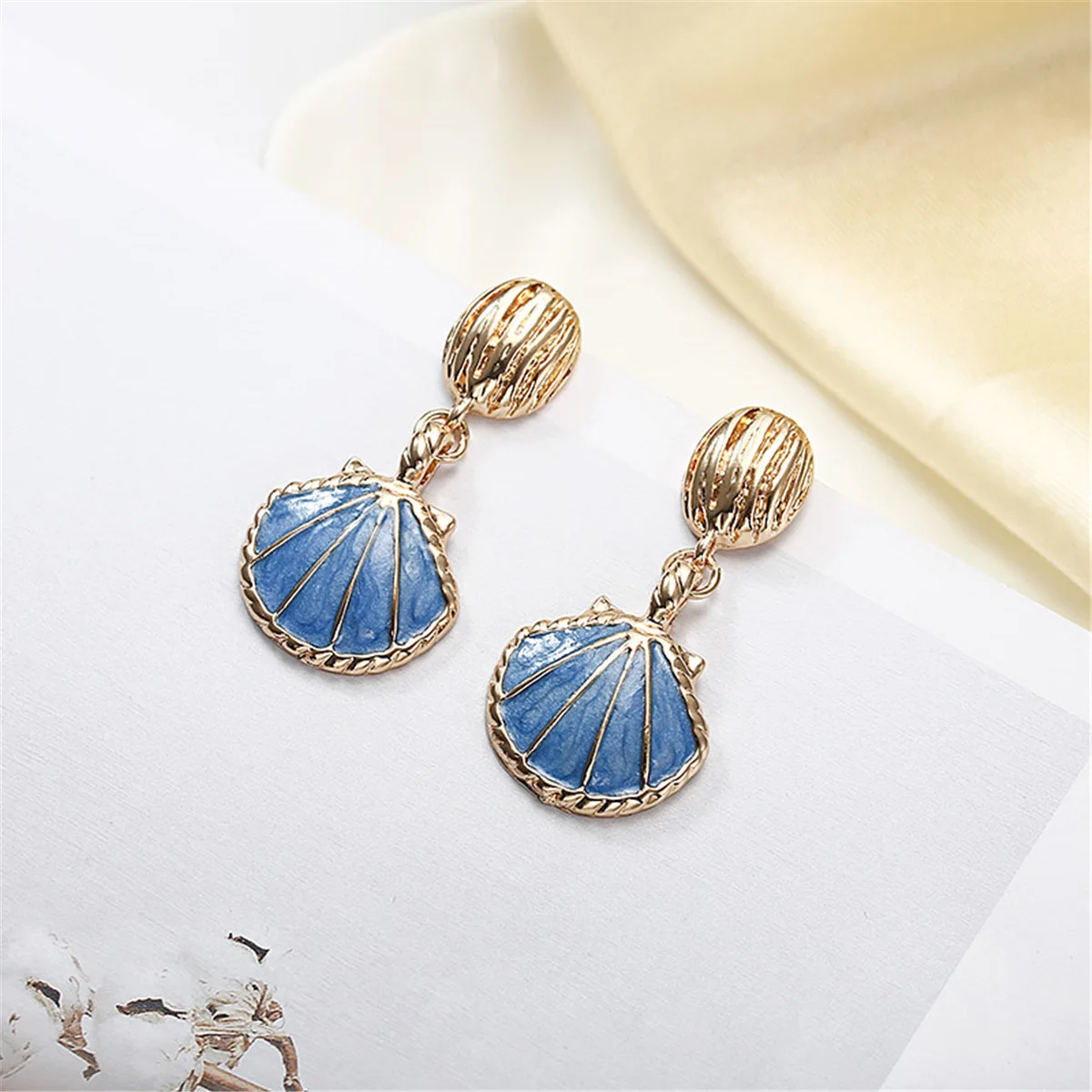 Europe and the United States color retention electricity retro marine wind shell ear pin sea shell earrings
Europe and the United States color retention electricity retro marine wind shell ear pin sea shell earrings