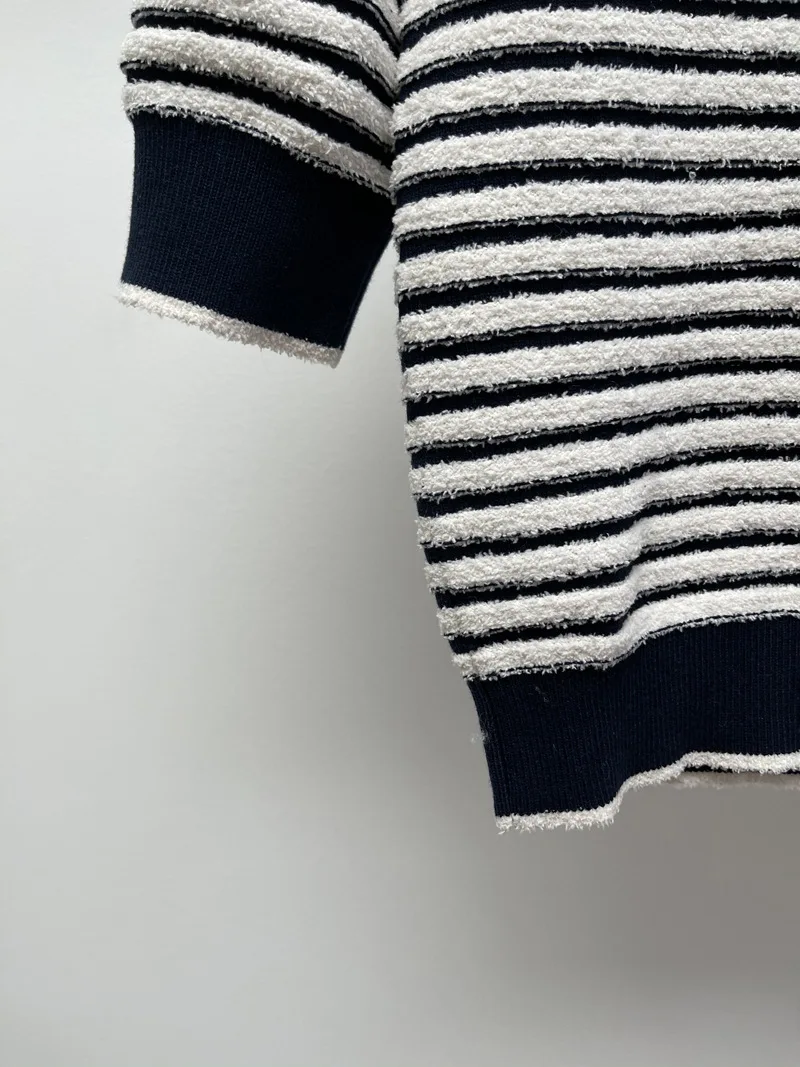 2021 new women's striped sweater round neck knitted slim top French brand blue and white striped casual sweater
2021 new women's striped sweater round neck knitted slim top French brand blue and white striped casual sweater