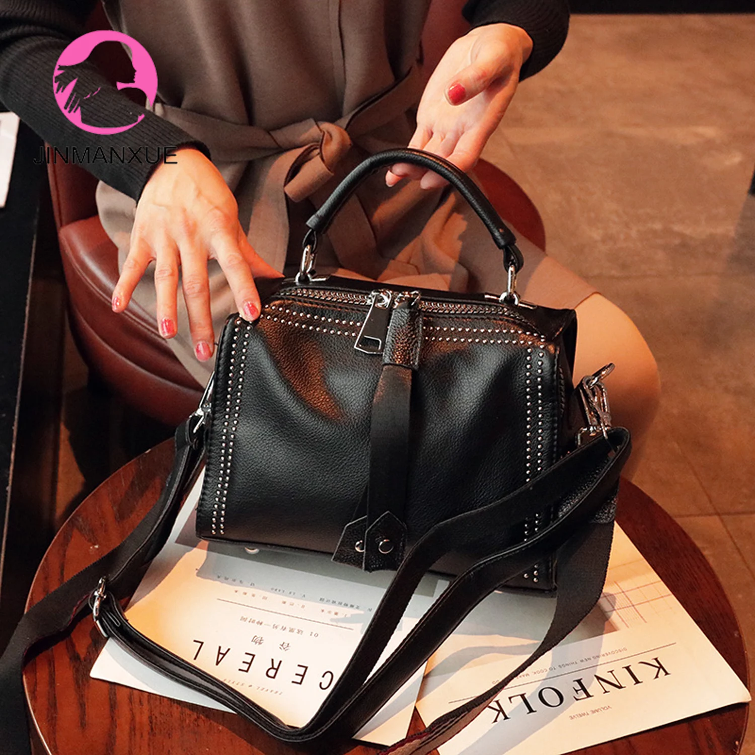 Large Capacity Wide Strap Boston Women's Handbag Diagonal Shoulder Ladies Tote Bag Luxury Shoulder Crossbody Bag Travel Backpack 
Large Capacity Wide Strap Boston Women's Handbag Diagonal Shoulder Ladies Tote Bag Luxury Shoulder Crossbody Bag Travel Backpack