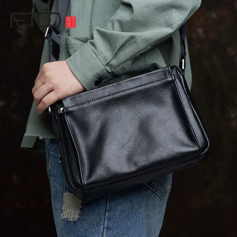 AETOO Genuine leather men's shoulder bag, business simple large-capacity men's bag, first layer cowhide messenger bag 
AETOO Genuine leather men's shoulder bag, business simple large-capacity men's bag, first layer cowhide messenger bag