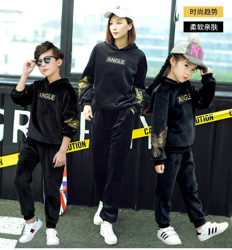 New embroidered boys and girls sun double-sided velvet suit parent-child casual wear thickening plus velvet two-piece sports
New embroidered boys and girls sun double-sided velvet suit parent-child casual wear thickening plus velvet two-piece sports