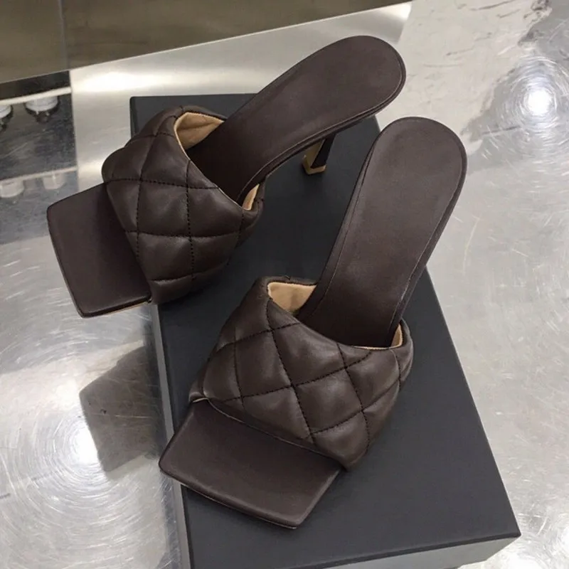 Fashion Women Summer Rhombus Designer Sandals Slip On Outside Slippers High Heels Genuine Leather Sandals Ladies Shoes Colors
Fashion Women Summer Rhombus Designer Sandals Slip On Outside Slippers High Heels Genuine Leather Sandals Ladies Shoes Colors