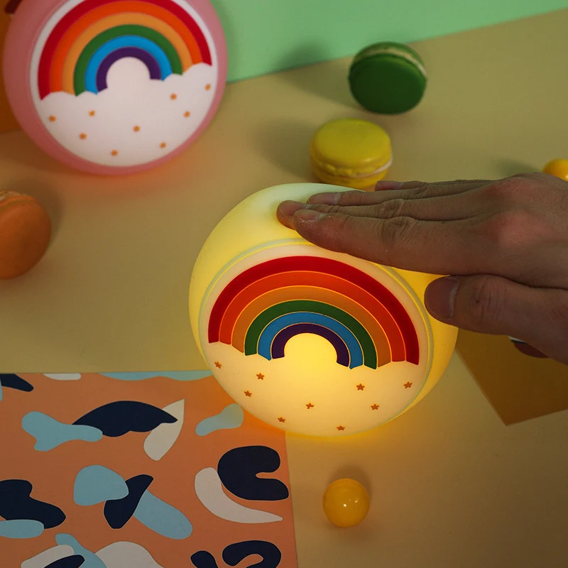 1 шт. милые светодиодный Ночной светильник с радугой силиконовый светильник зарядка через USB аппликацией в виде радуги; Карамельный цвет сил... 
1 шт. милые светодиодный Ночной светильник с радугой силиконовый светильник зарядка через USB аппликацией в виде радуги; Карамельный цвет сил...