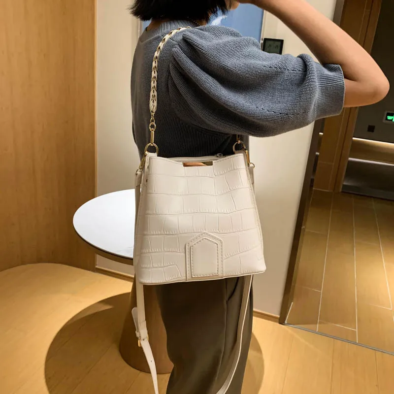 Sequin pleated Cloud cloud bag 2020 fashion new high-quality wool ladies designer handbag thick chain underarm pocket shoulder m
Sequin pleated Cloud cloud bag 2020 fashion new high-quality wool ladies designer handbag thick chain underarm pocket shoulder m