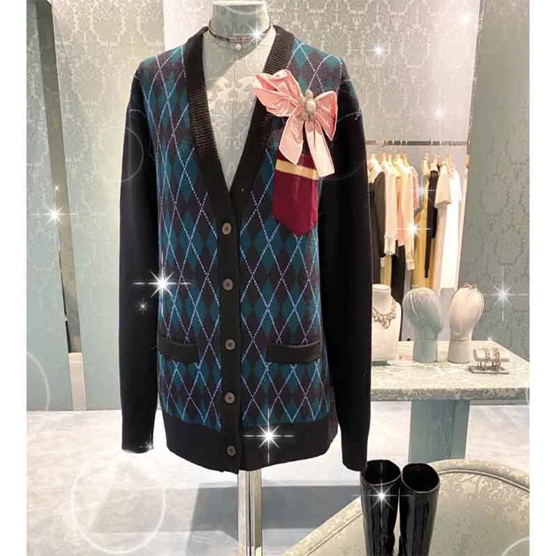Women 2021 Autumn Winter Cardigan Knitted Jacekt Wool V-Neck Diamond Bowknot Brooch Vintage Plaid Knitted Sweater
Women 2021 Autumn Winter Cardigan Knitted Jacekt Wool V-Neck Diamond Bowknot Brooch Vintage Plaid Knitted Sweater