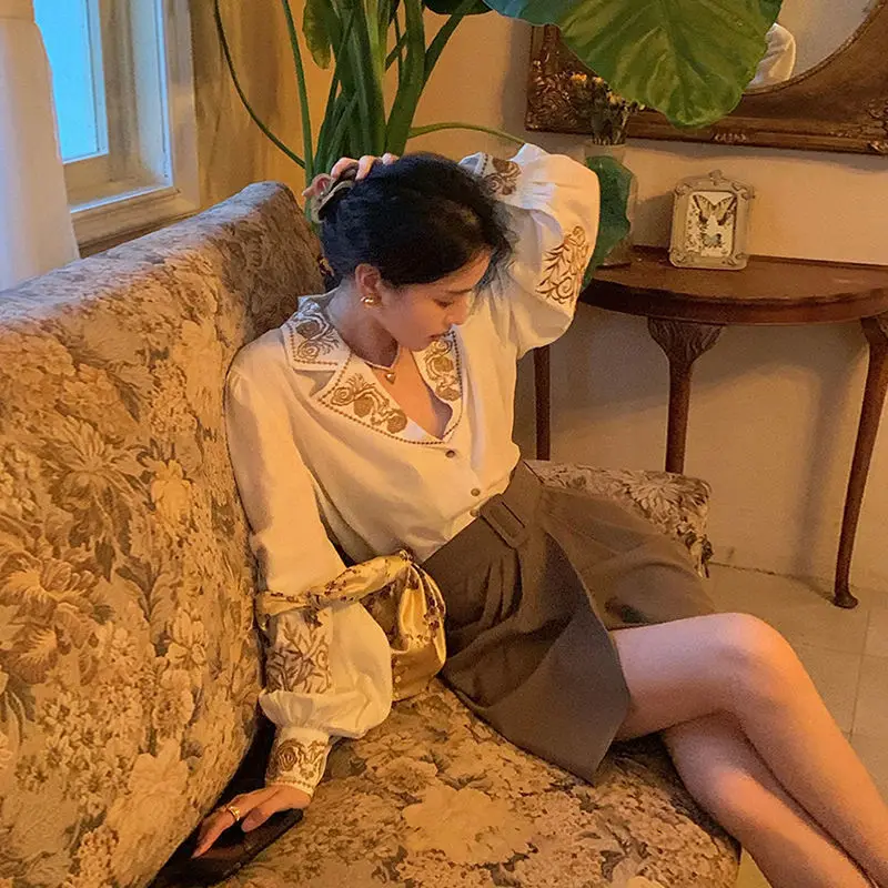 Blouse Women Elegant Vintage Shirt Embroidered Floral Top Long Sleeve Korean Office Ladies Oversized Luxury Designer Queen
Blouse Women Elegant Vintage Shirt Embroidered Floral Top Long Sleeve Korean Office Ladies Oversized Luxury Designer Queen