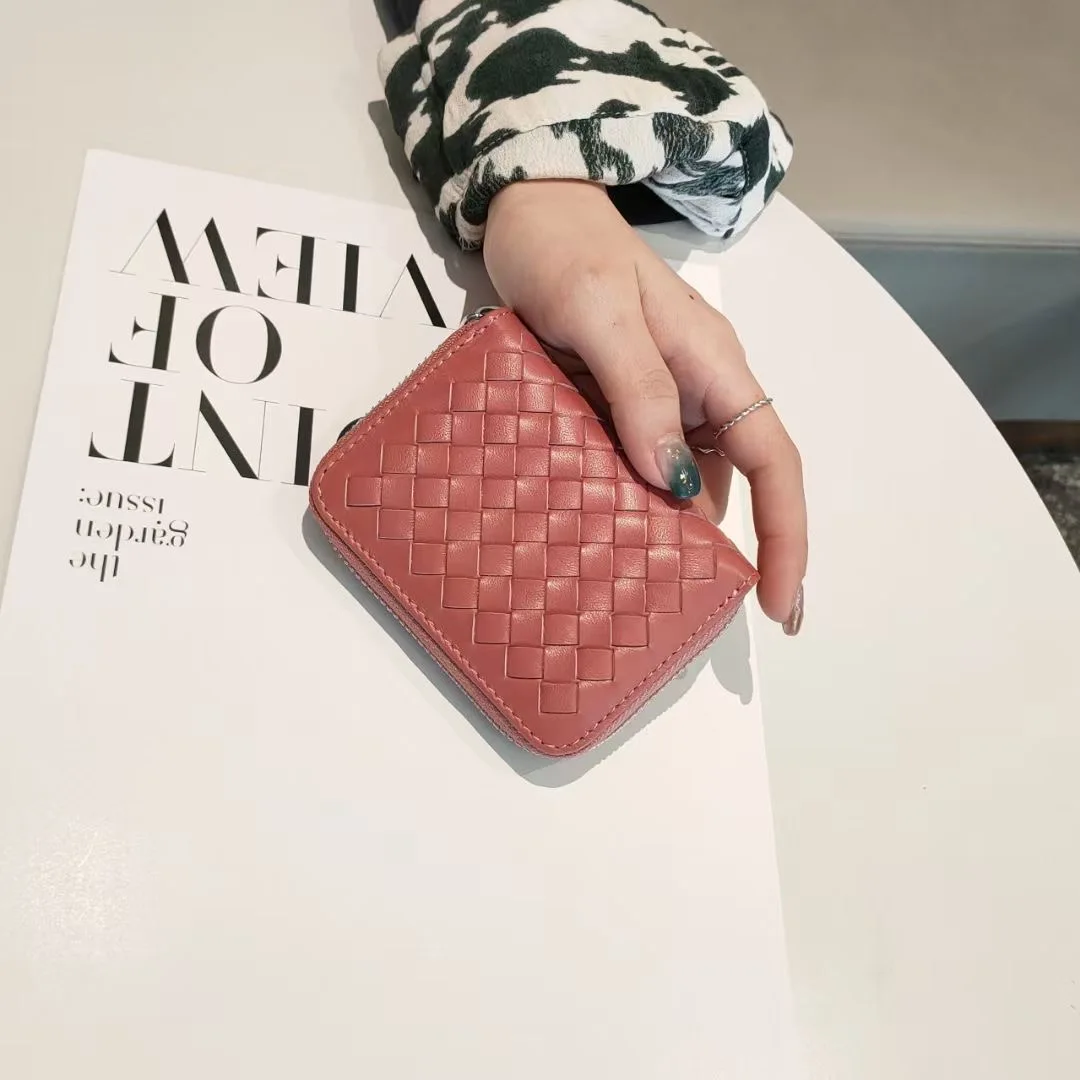 2021 New Sheepskin Handmade Weave Wallet Zipper Card Pack Women and Men MiNi Coin Purse Genuine Leather ID Holders Women Wallets
2021 New Sheepskin Handmade Weave Wallet Zipper Card Pack Women and Men MiNi Coin Purse Genuine Leather ID Holders Women Wallets