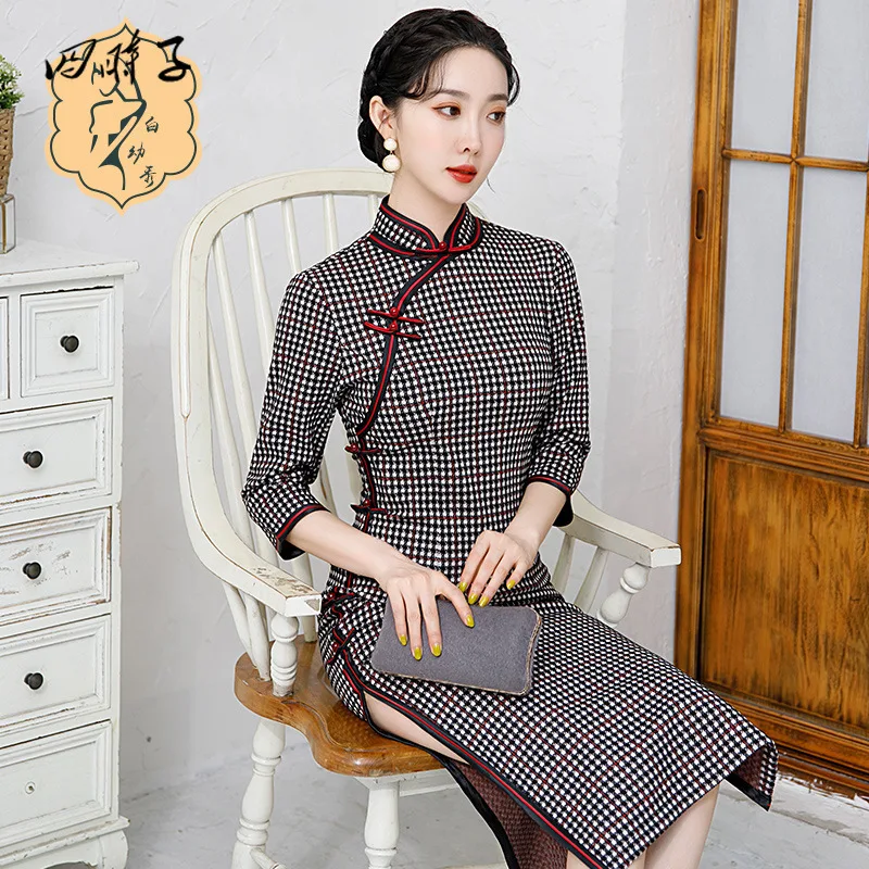 Autumn Women's Printing Seven-point Sleeve Cheongsam Buckle Stitching Black Stand Collar Women's Dress Chinese Dress Qipao
Autumn Women's Printing Seven-point Sleeve Cheongsam Buckle Stitching Black Stand Collar Women's Dress Chinese Dress Qipao