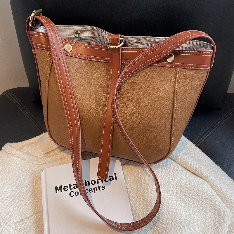 High Quality Ladies Fashion Retro Hit Color Messenger Bag2021New Popular Tote Bag Single Shoulder Large Capacity Tote Female Bag
High Quality Ladies Fashion Retro Hit Color Messenger Bag2021New Popular Tote Bag Single Shoulder Large Capacity Tote Female Bag