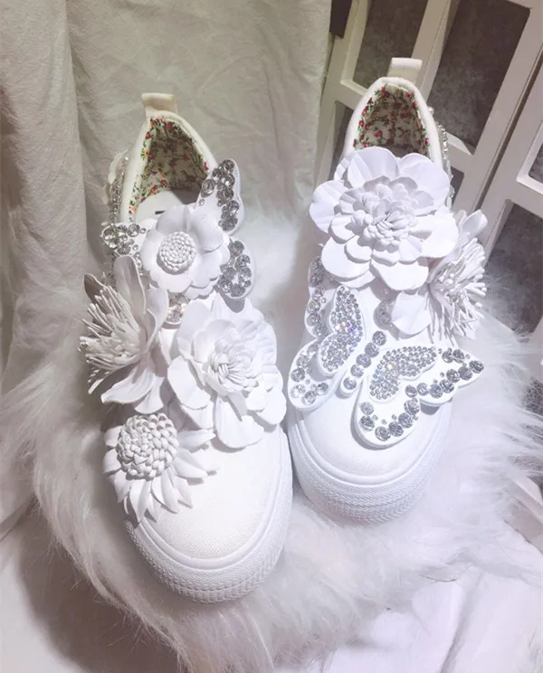 Sponge cake platform butterfly flower crystal canvas shoes flower shoes tide brand
Sponge cake platform butterfly flower crystal canvas shoes flower shoes tide brand