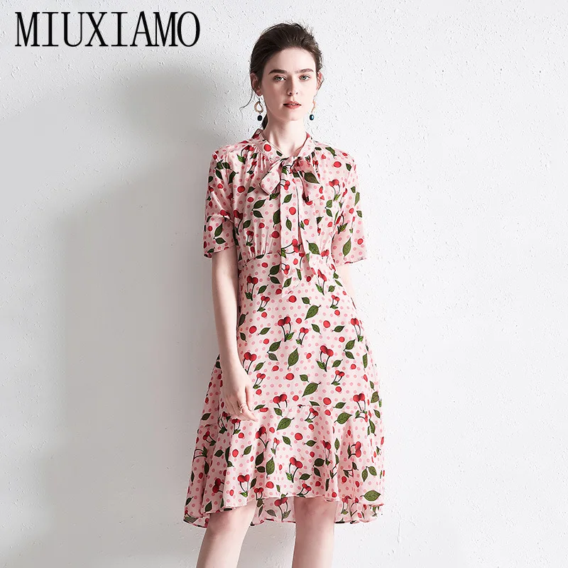 MIUXIMAO/высококачественное элегантное винтажное платье до середины голени с круглым вырезом, 100% шелк, лето 2020
MIUXIMAO/высококачественное элегантное винтажное платье до середины голени с круглым вырезом, 100% шелк, лето 2020