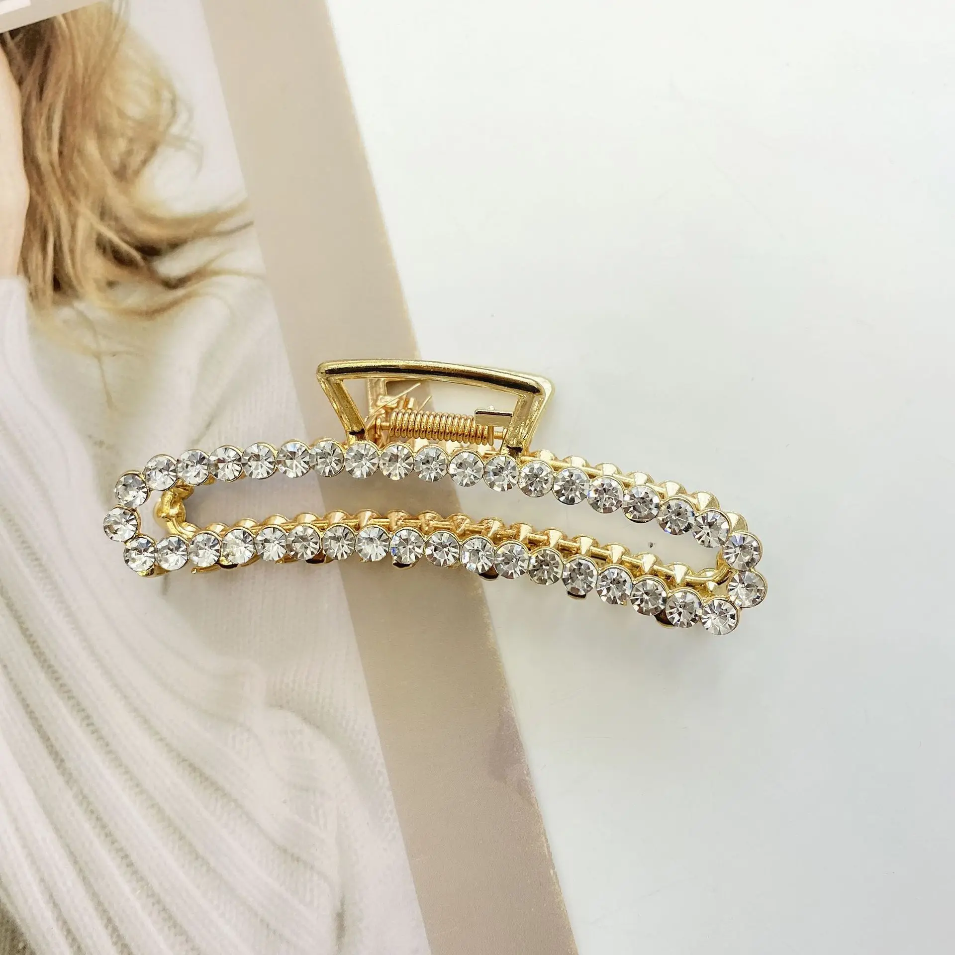 2021 New Hyperbole Pearls Metal Hair Claw Clips Big Size Makeup Hair Styling Barrettes for Women Rhinestone Hair Accessories
2021 New Hyperbole Pearls Metal Hair Claw Clips Big Size Makeup Hair Styling Barrettes for Women Rhinestone Hair Accessories
