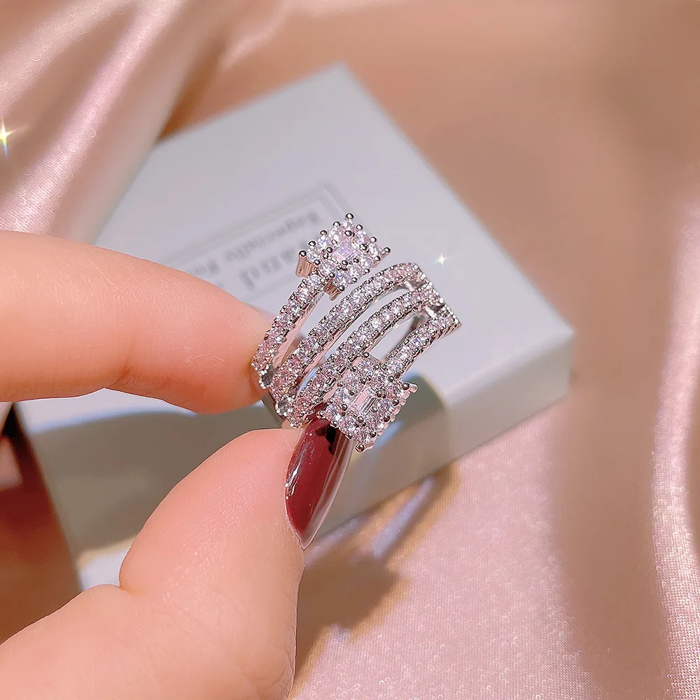 Женское кольцо из серебра 925 пробы, с фианитом 
Женское кольцо из серебра 925 пробы, с фианитом