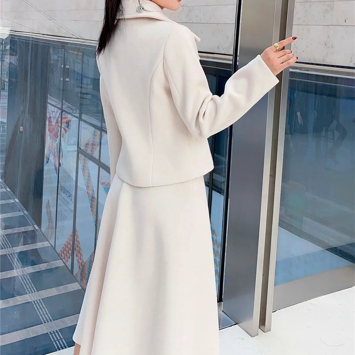 Make European French original ladies' short double-breasted coat + half a skirt to show thin minus age two-piece outfit
Make European French original ladies' short double-breasted coat + half a skirt to show thin minus age two-piece outfit