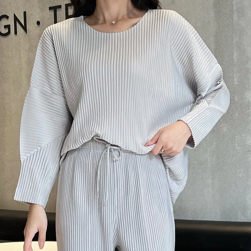 2022 women's autumn new long-sleeved T-shirt + straight pants suit Miyak fold Fashion plus size casual sweater + half skirt suit
2022 women's autumn new long-sleeved T-shirt + straight pants suit Miyak fold Fashion plus size casual sweater + half skirt suit