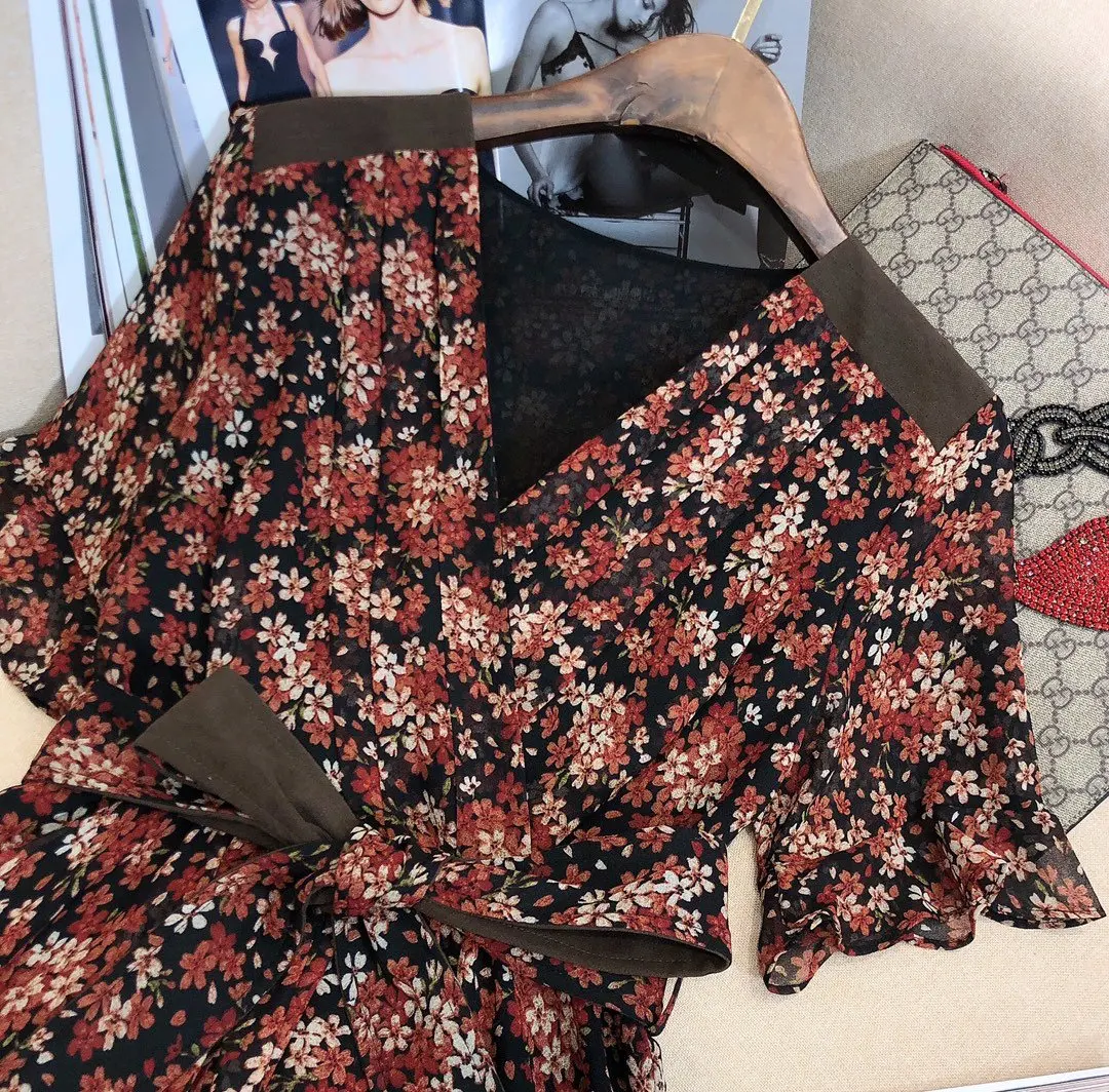 2021 Spring and summer new style V-neck retro floral dress elegant temperament printed dress
2021 Spring and summer new style V-neck retro floral dress elegant temperament printed dress