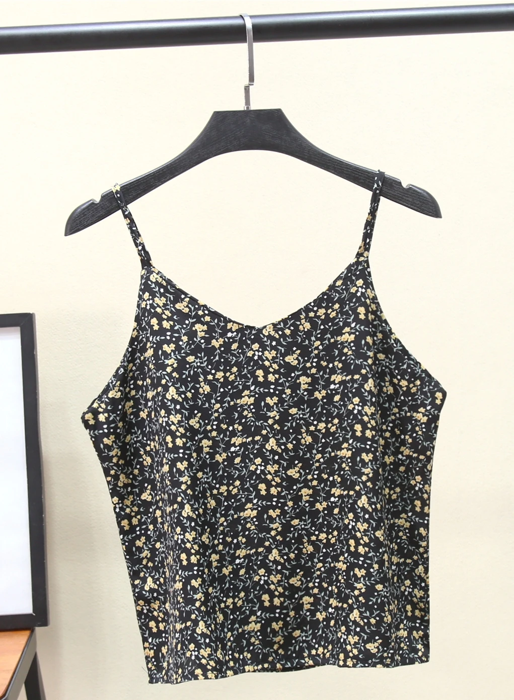 2021Spring Summer Sexy Women's tank top Small floral silk ladies sling female vest top clothes
2021Spring Summer Sexy Women's tank top Small floral silk ladies sling female vest top clothes