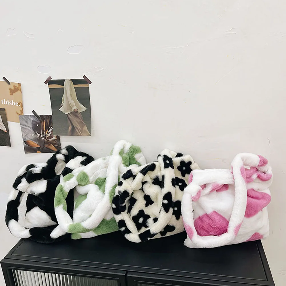 The New Fashion Shoulder Bag Soft Side Women Autumn Winter Heart Printing Plush Handbag Shoulder Crossbody
The New Fashion Shoulder Bag Soft Side Women Autumn Winter Heart Printing Plush Handbag Shoulder Crossbody