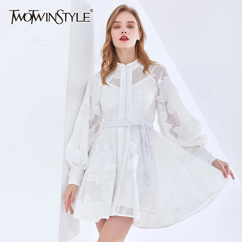 Женское платье с вышивкой TWOTWINSTYLE, белое платье с воротником-стойкой и рукавами-фонариками на шнуровке с бантом
Женское платье с вышивкой TWOTWINSTYLE, белое платье с воротником-стойкой и рукавами-фонариками на шнуровке с бантом
