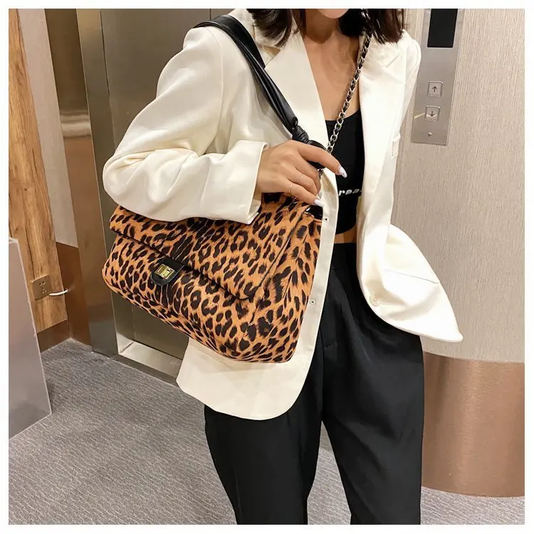 Luxury brand designer handbags large capacity one-shoulder underarm leopard bag new retro handbags tote bags for women travel
Luxury brand designer handbags large capacity one-shoulder underarm leopard bag new retro handbags tote bags for women travel