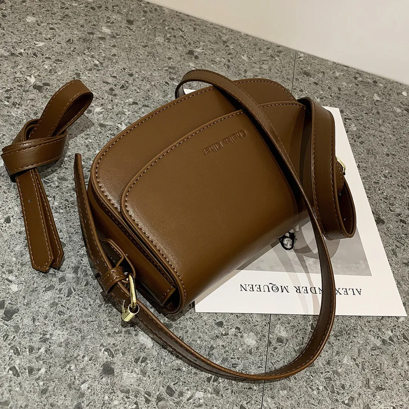 Autumn 2021 New Fashion Niche Design High-end Crossbody Bag Versatile One-shoulder Saddle Bag High-quality Leather Female Bag 
Autumn 2021 New Fashion Niche Design High-end Crossbody Bag Versatile One-shoulder Saddle Bag High-quality Leather Female Bag