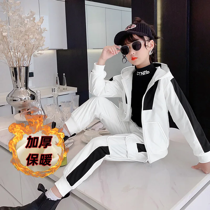 Модный утепленный костюм из двух предметов на молнии с капюшоном для девочек
Модный утепленный костюм из двух предметов на молнии с капюшоном для девочек