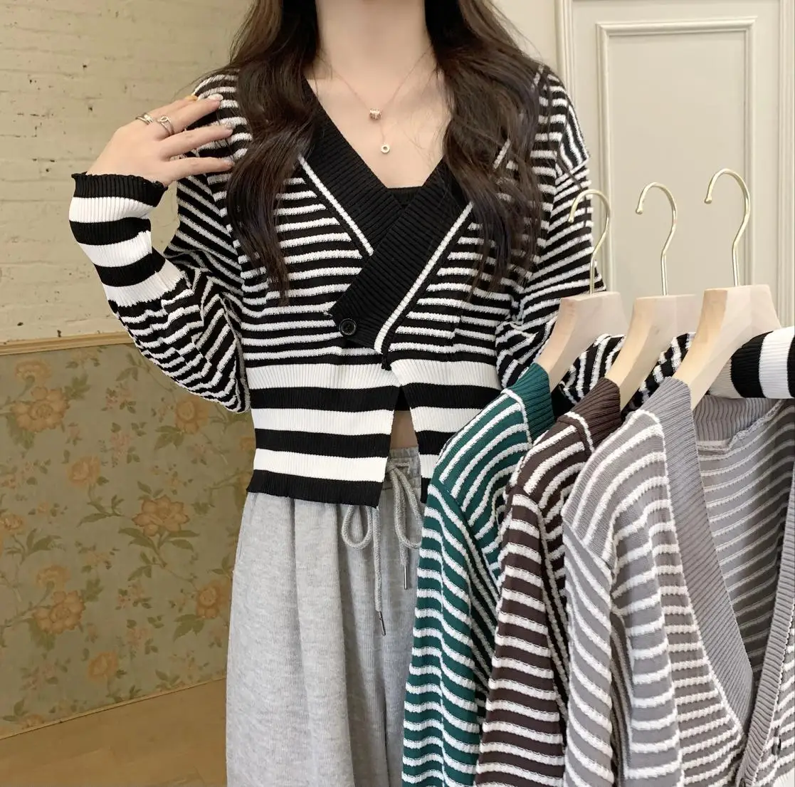 Women V-Neck Knitted Irregular Sweaters Cardigans Autumn Double-Breasted Cardigan Outwear Female Striped Sweater Crop Top
Women V-Neck Knitted Irregular Sweaters Cardigans Autumn Double-Breasted Cardigan Outwear Female Striped Sweater Crop Top