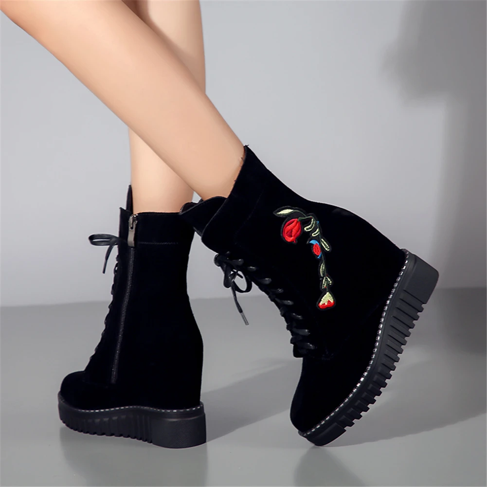 Dilalula Elegant Embroider Flower Ankle Boots Ladies Cow Suede Platform Shoes Woman Autumn Winter Height Increasing Footwear
Dilalula Elegant Embroider Flower Ankle Boots Ladies Cow Suede Platform Shoes Woman Autumn Winter Height Increasing Footwear