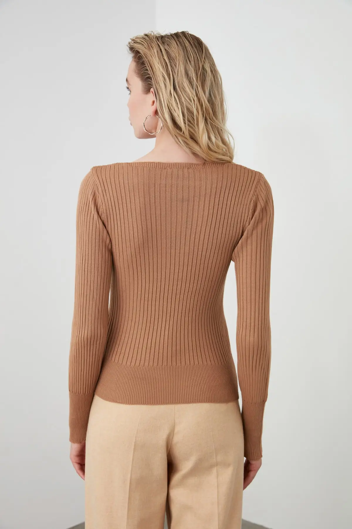 Trendyol Square Collar Knitwear Sweater TWOAW21KZ0658
Trendyol Square Collar Knitwear Sweater TWOAW21KZ0658