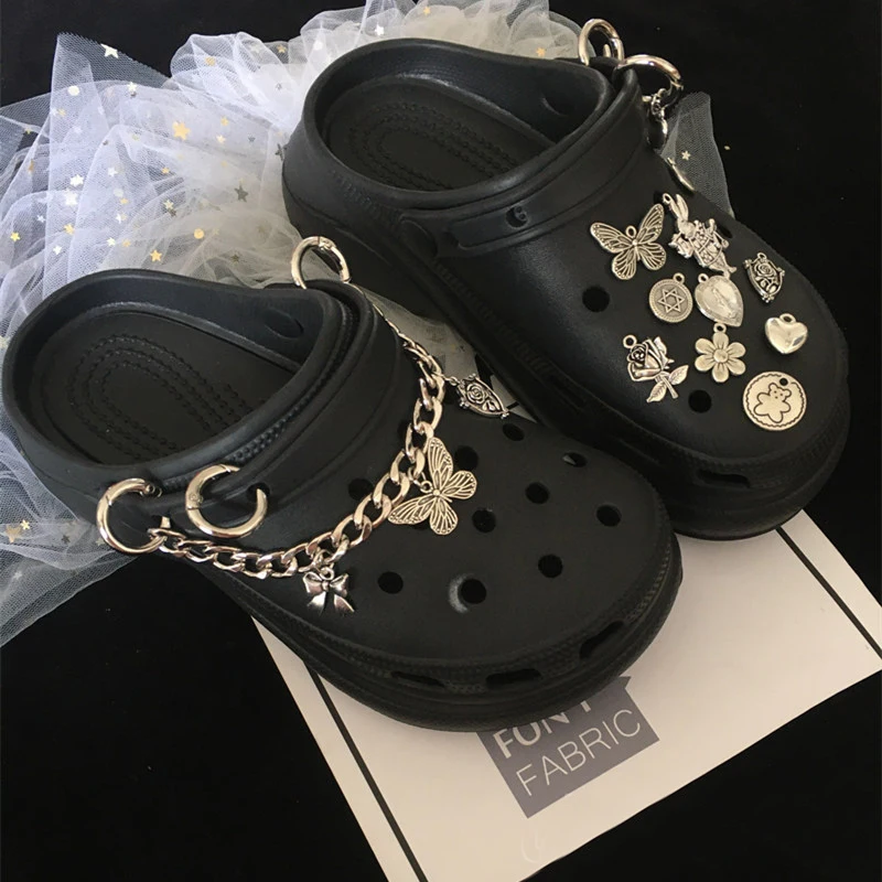 2022 Vintage Designer Croc Charms Vintage DIY Metal Clogs Shoe Chain Fashion Girls Shoe Decorations Punk Trend Quality All-match
2022 Vintage Designer Croc Charms Vintage DIY Metal Clogs Shoe Chain Fashion Girls Shoe Decorations Punk Trend Quality All-match