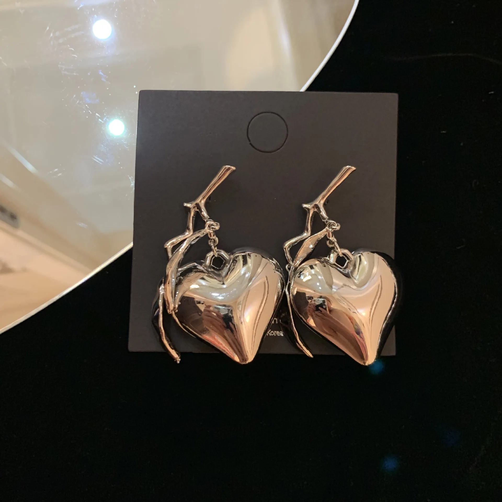 Vintage Geometric Heart Style Designer Series Metal Twist Chain Statement Earrings for Women Trendy Gift
Vintage Geometric Heart Style Designer Series Metal Twist Chain Statement Earrings for Women Trendy Gift