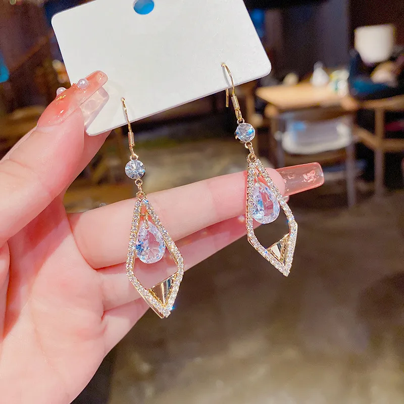 Micro Pave Zirconia Plating Long Earrings For Women Korean Style Delicate New Earings bijoux
Micro Pave Zirconia Plating Long Earrings For Women Korean Style Delicate New Earings bijoux