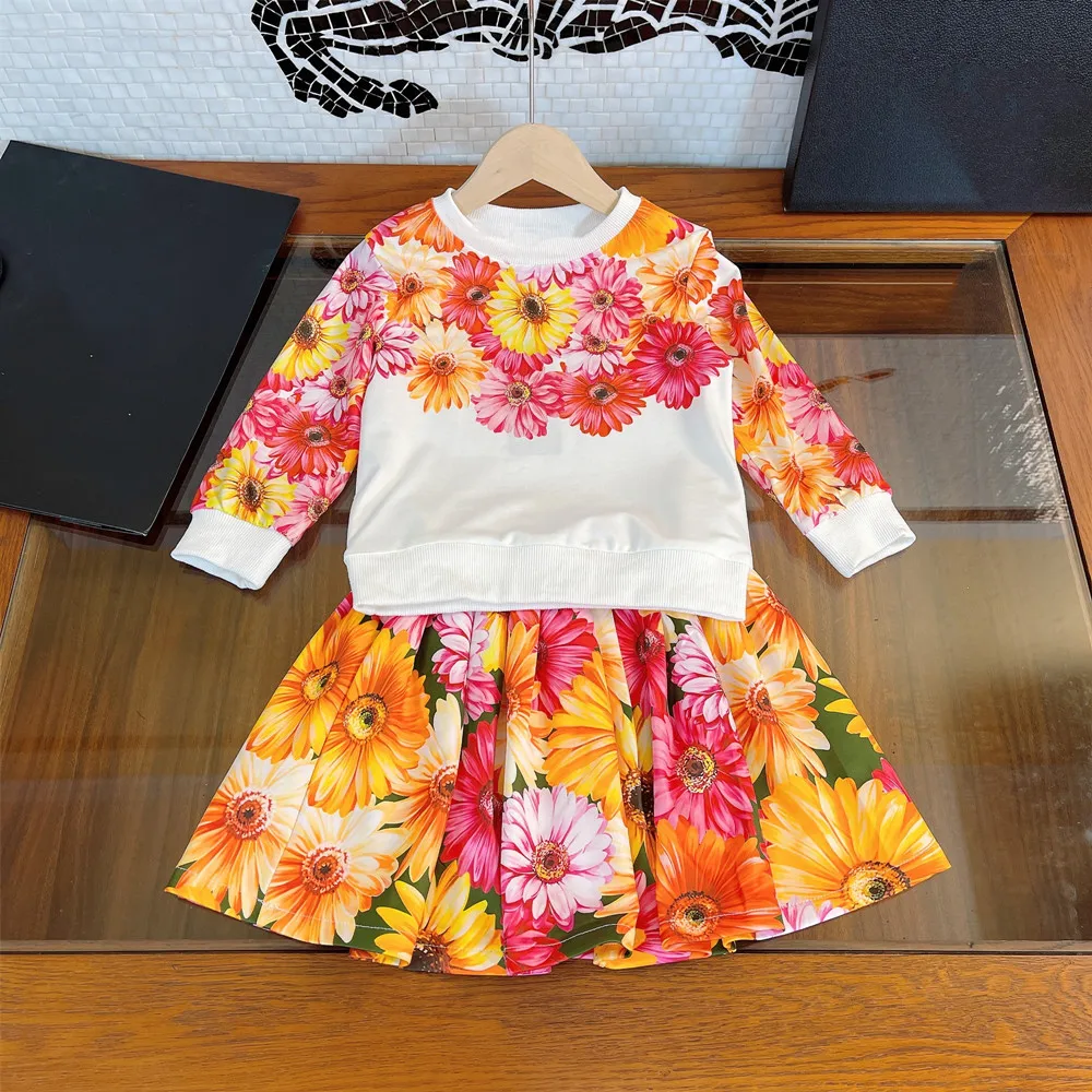 Brand high-end girls' sunflower printed long sleeve sweater broken flower skirt two-piece suit
Brand high-end girls' sunflower printed long sleeve sweater broken flower skirt two-piece suit