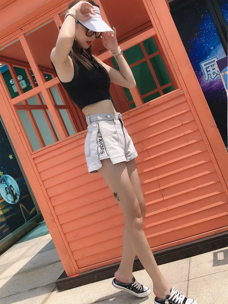 Light color denim shorts women's high waist show thin side zipper split summer new net red loose casual wear hot pants fashion
Light color denim shorts women's high waist show thin side zipper split summer new net red loose casual wear hot pants fashion