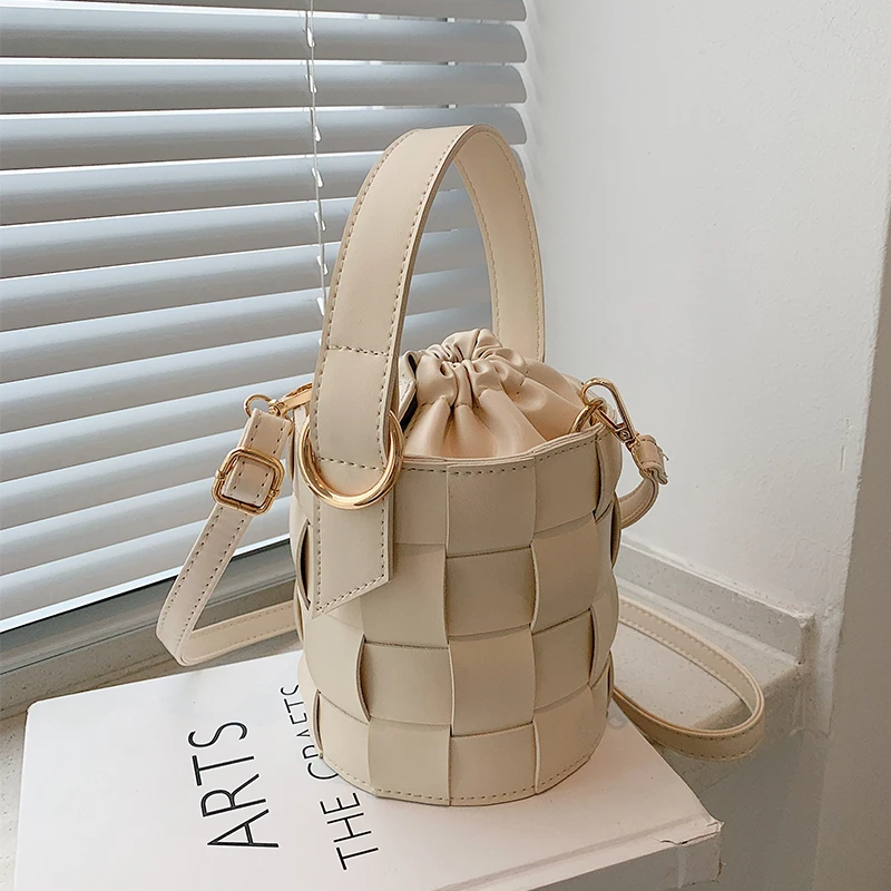Leather Woven Shoulder Bag 2021 Summer Drawstring Bucket Bag High Quality Crossbody Bags Women Designer Handbags Luxury Bolsa
Leather Woven Shoulder Bag 2021 Summer Drawstring Bucket Bag High Quality Crossbody Bags Women Designer Handbags Luxury Bolsa