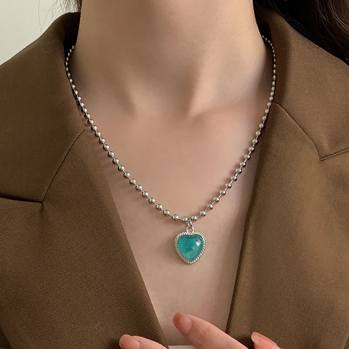 SHIXIN Vintage Small Beads Chain with Heart Pendants Necklaces for Women Green Color Crystal Necklace 2021 Fashion Jewelry Gifts
SHIXIN Vintage Small Beads Chain with Heart Pendants Necklaces for Women Green Color Crystal Necklace 2021 Fashion Jewelry Gifts