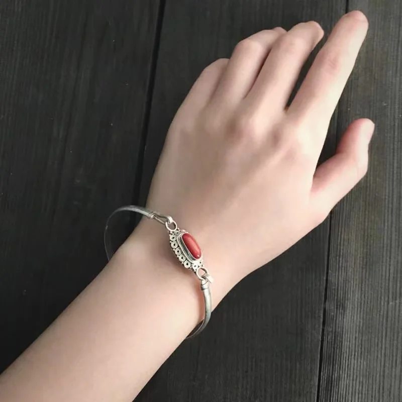 Новинка, Серебряный женский браслет ручной работы, инкрустированный планшетом, женский открытый ретро-браслет в этническом стиле, ювелирный аксессуар
Новинка, Серебряный женский браслет ручной работы, инкрустированный планшетом, женский открытый ретро-браслет в этническом стиле, ювелирный аксессуар