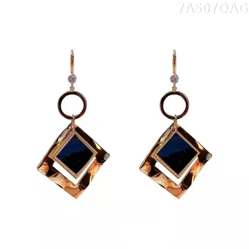 Exaggerated personality fashion temperament earrings new autumn and winter diamond-shaped square earrings
Exaggerated personality fashion temperament earrings new autumn and winter diamond-shaped square earrings