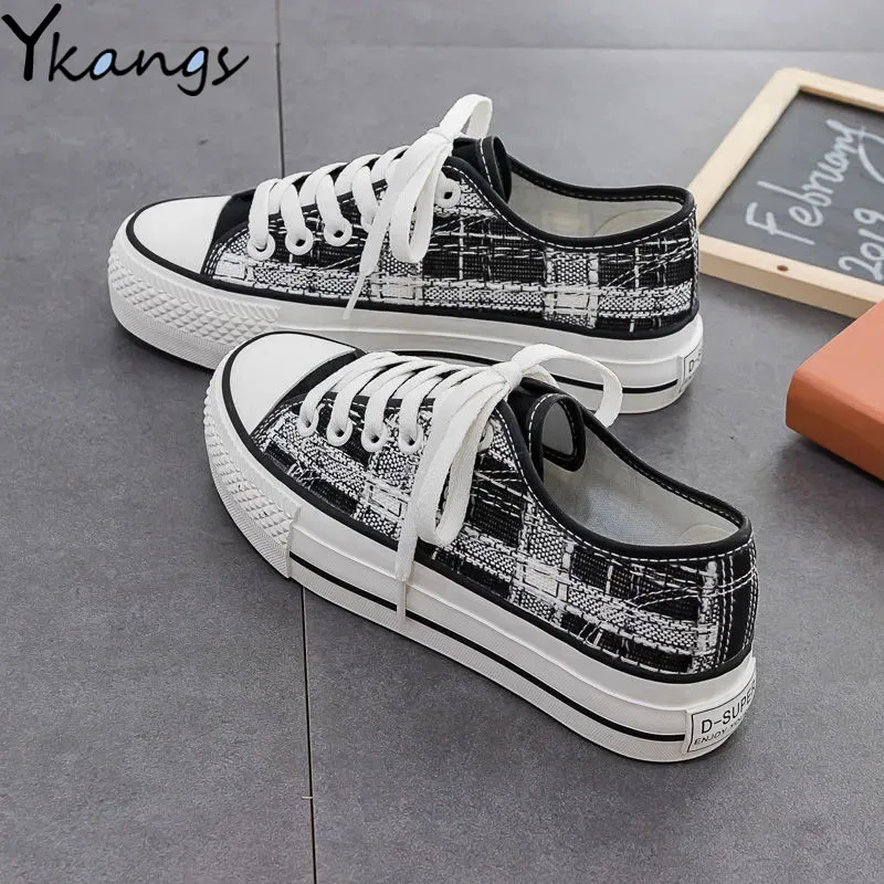 Black and White Plaid Low-top Waterproof Platform Women's Canvas Shoes Korean Style Increased Fashion Lace-up Running Sneakers
Black and White Plaid Low-top Waterproof Platform Women's Canvas Shoes Korean Style Increased Fashion Lace-up Running Sneakers