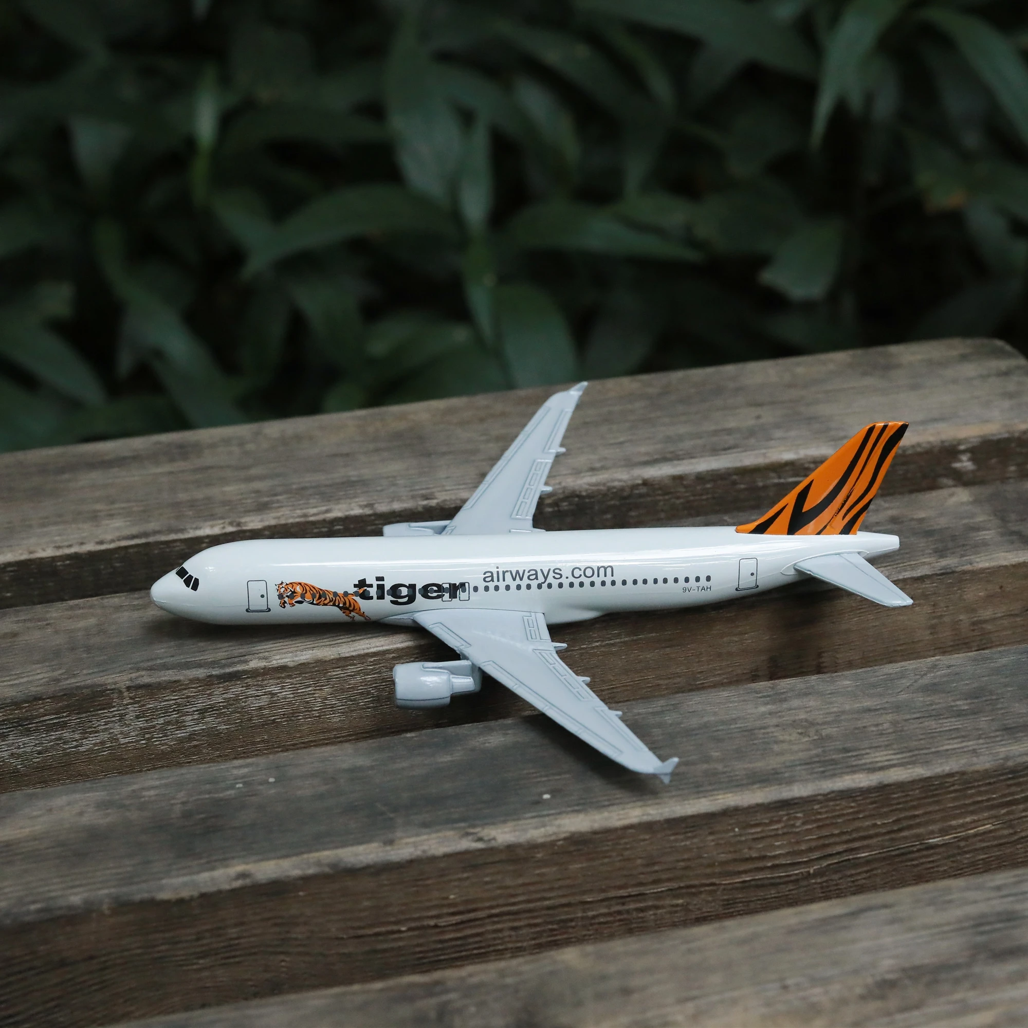 Сингапур tiger дыхательные пути A320 самолетов литья под давлением с трёхмерными чертёжами 6 "металлический самолет украшения дома и офиса мини ...
Сингапур tiger дыхательные пути A320 самолетов литья под давлением с трёхмерными чертёжами 6 "металлический самолет украшения дома и офиса мини ...