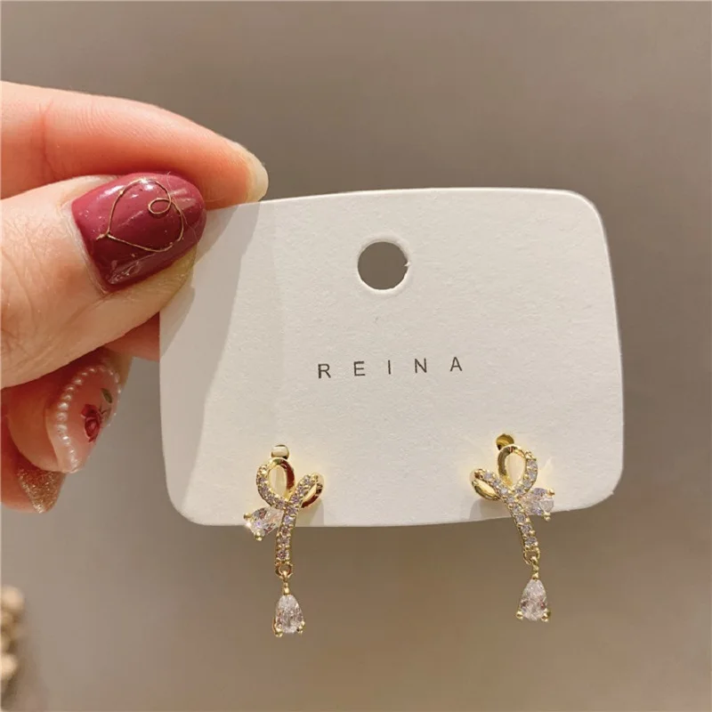 2020 New Fahion Women's Earrings Fine Anomaly Shape Zircon Earrings for Women Bijoux Korean Girl Party Jewelry Gifts Wholesale
2020 New Fahion Women's Earrings Fine Anomaly Shape Zircon Earrings for Women Bijoux Korean Girl Party Jewelry Gifts Wholesale