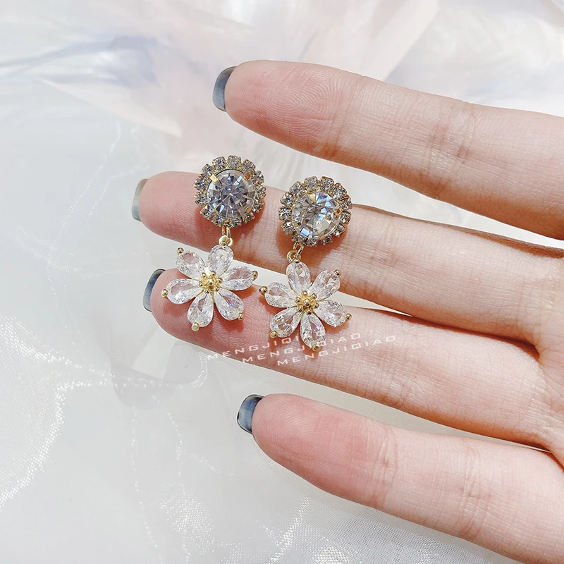 MENGJIQIAO New Korean TV Star Shiny Crystal Flower Petal Drop Earrings For Women Fashion Zircon Pendientes Jewelry Accessories 
MENGJIQIAO New Korean TV Star Shiny Crystal Flower Petal Drop Earrings For Women Fashion Zircon Pendientes Jewelry Accessories