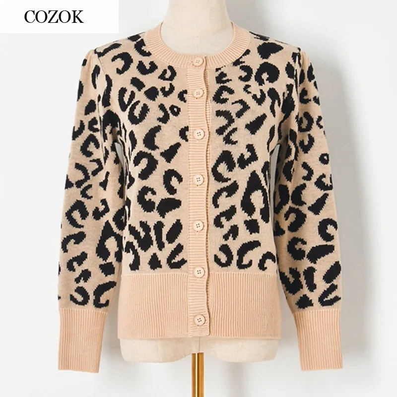 2021 New Women Fashion Casual Pullovers Female Luxury Letter Pattern Embroidery O-neck Tops Ladies High Quality Elegant Sweater
2021 New Women Fashion Casual Pullovers Female Luxury Letter Pattern Embroidery O-neck Tops Ladies High Quality Elegant Sweater