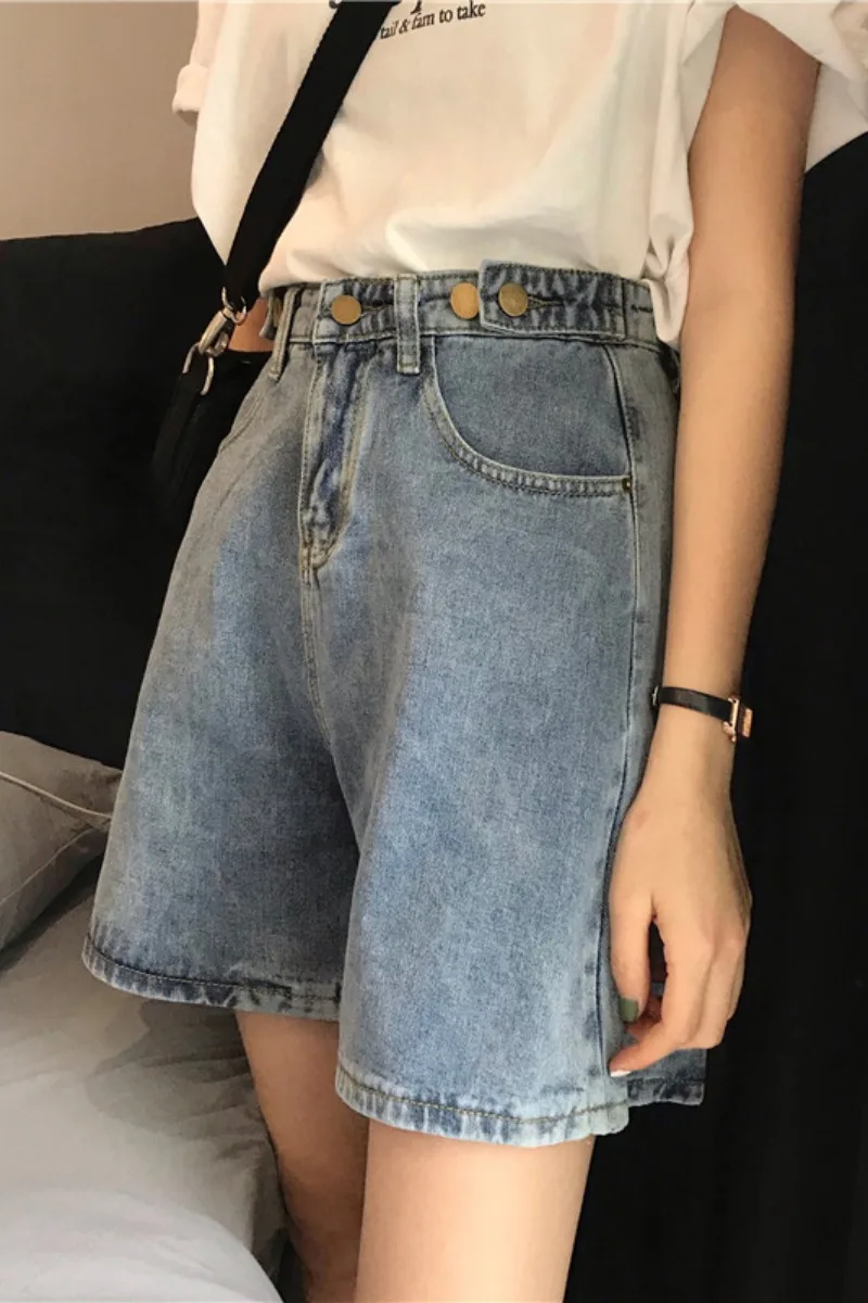 Summer 2020 new Korean version of slim high waist denim shorts women loose straight wide legs five minutes pants tide ins
Summer 2020 new Korean version of slim high waist denim shorts women loose straight wide legs five minutes pants tide ins